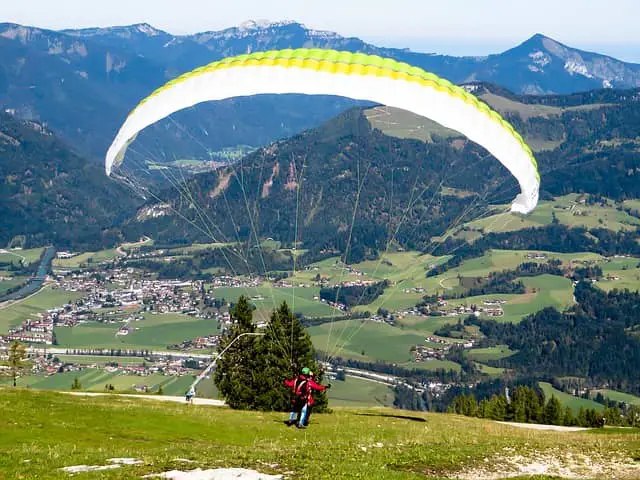 paragliding-1306367_640-min